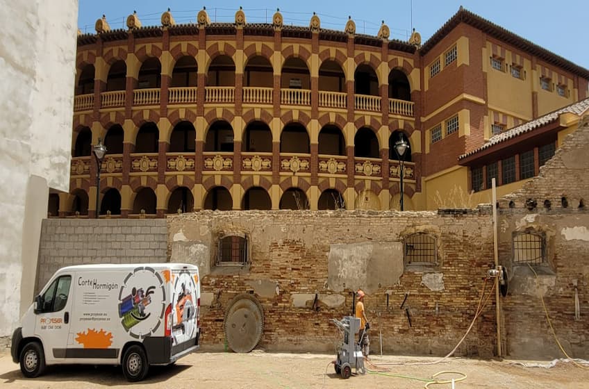 Corte de muro en Plaza de Toros de la Misericordia