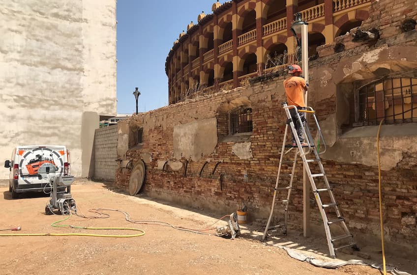 Corte de muro en Plaza de Toros de la Misericordia
